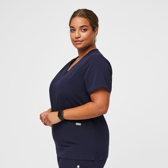 FIGS Casma FIONx Three Pocket Navy Blue Short Sleeve Scrub Top - Picture 2 of 7